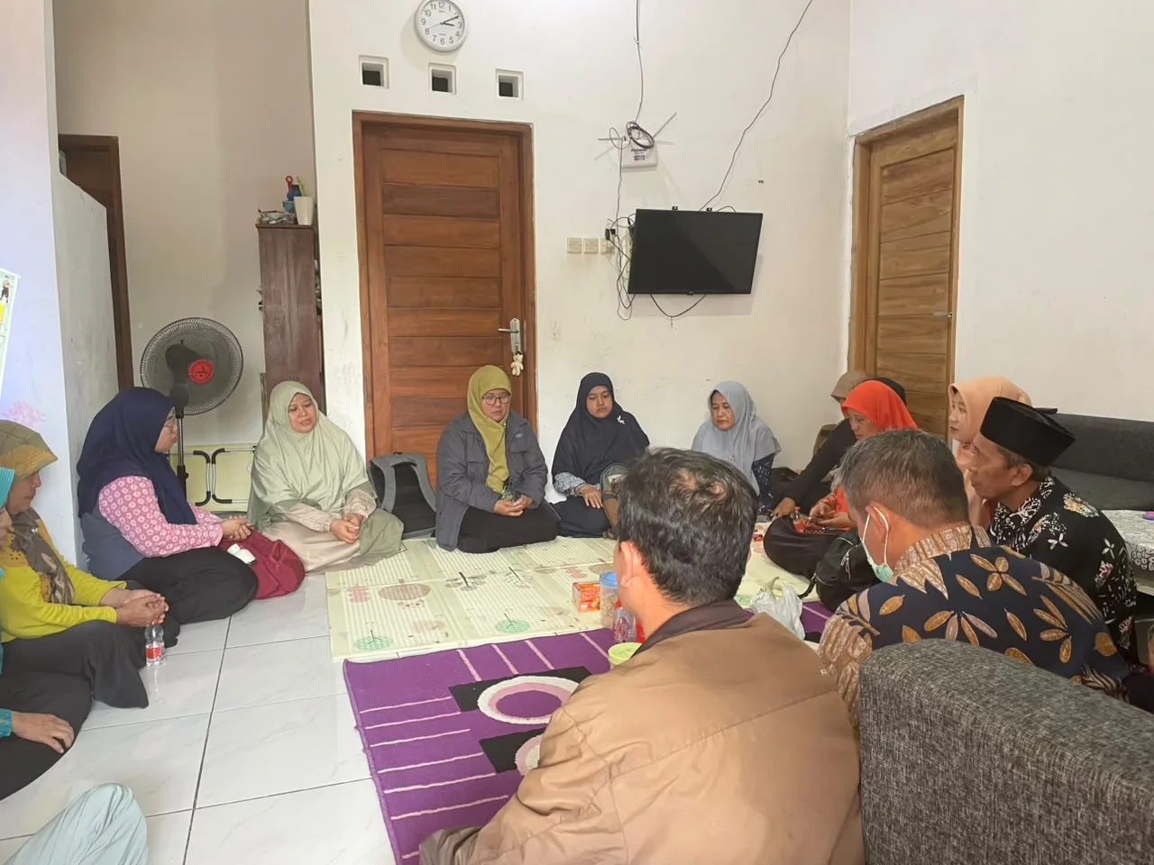 Silaturahmi Keluarga Besar MTsN 4 Sleman Doakan Kesembuhan Guru Al-Qur’an Hadist