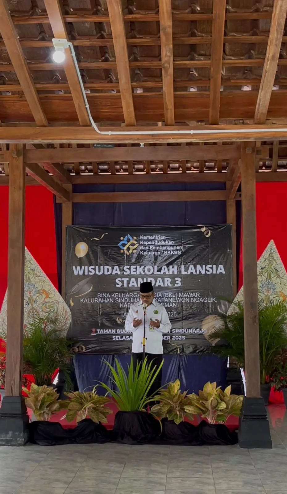 Wisuda Sekolah Lansia BKL Mawar: KUA Ngaglik Dorong Lansia Tetap Tangguh dan Bahagia