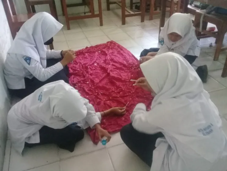 Kreasi Literasi Siswa Kenalkan Batik Jumputan di MTsN 8 Sleman