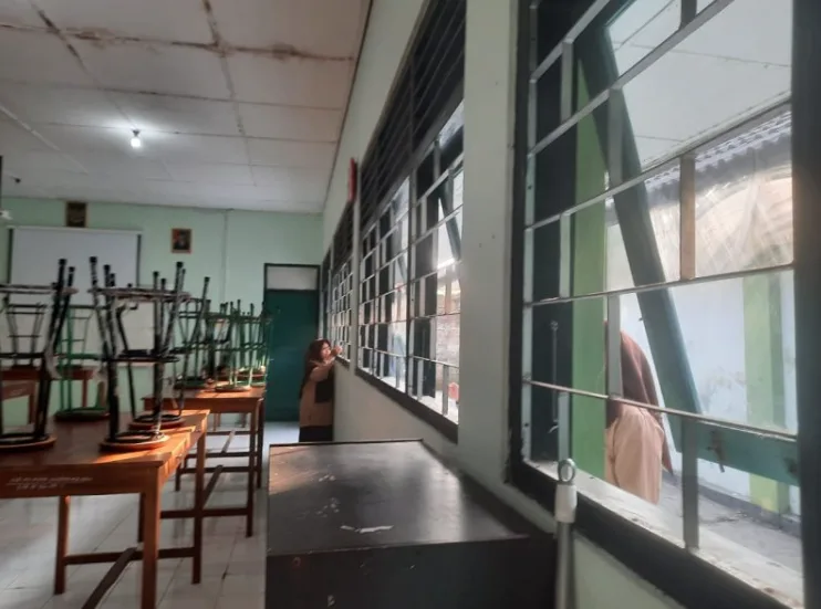 Biasakan Hidup Bersih, Siswa MTsN 8 Sleman Rutin Bersihkan Lab. IPA
