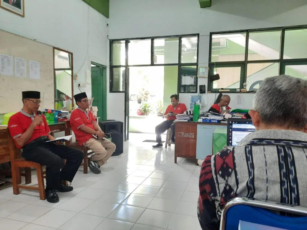 Briefing Guru dan Pegawai, Kamad MTsN 8 Sleman Tekankan Kedisiplinan Kinerja