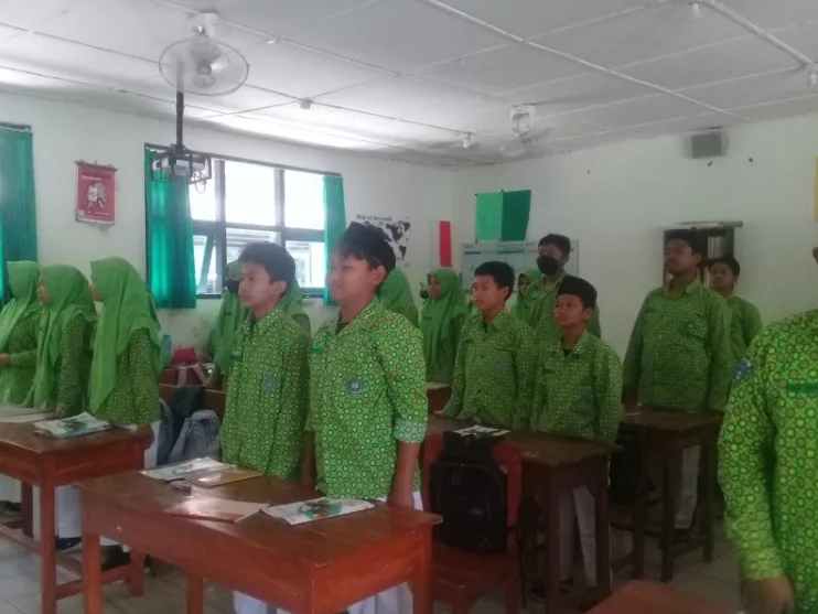 Guru Bahasa Arab MTsN 8 Sleman Akhiri KBM dengan Lagu Wajib Nasional