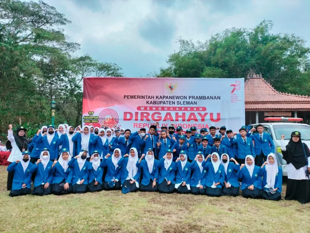 Semangat Kemerdekaan, MTsN 8 Sleman Kirim Dua Regu Upacara HUT RI di Banyunibo