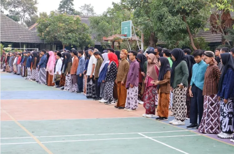 Semarak Pakai Baju Adat Nasional, MTsN 8 Sleman Gelar Upacara HUT RI ke 78