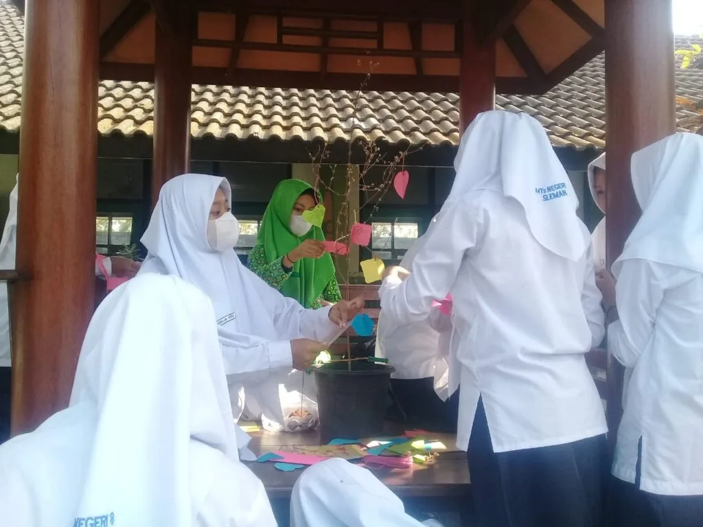 Siswa Kelas 7F MTsN 8 Sleman Berliterasi Membuat Pohon Pantun