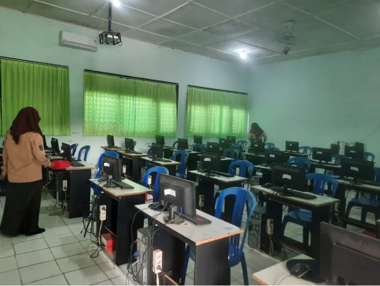 Wujudkan Pola Hidup Bersih, Siswa MTsN 8 Sleman Bersihkan Laboratorium Komputer