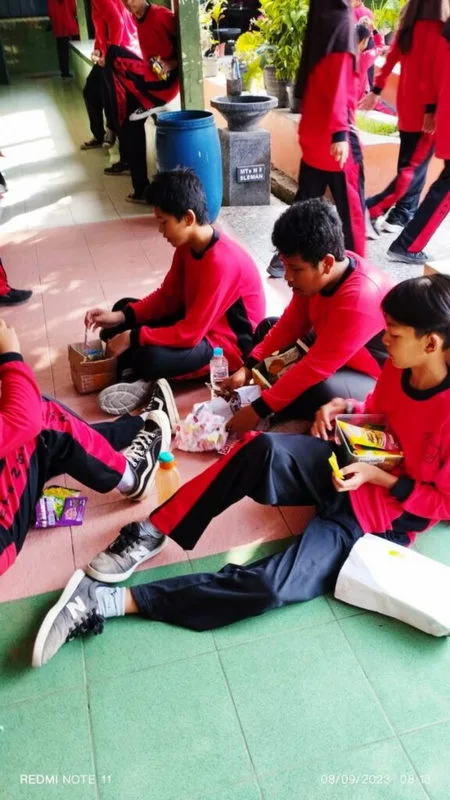 Antusias, Siswa MTsN 8 Sleman Buka Kado Silang