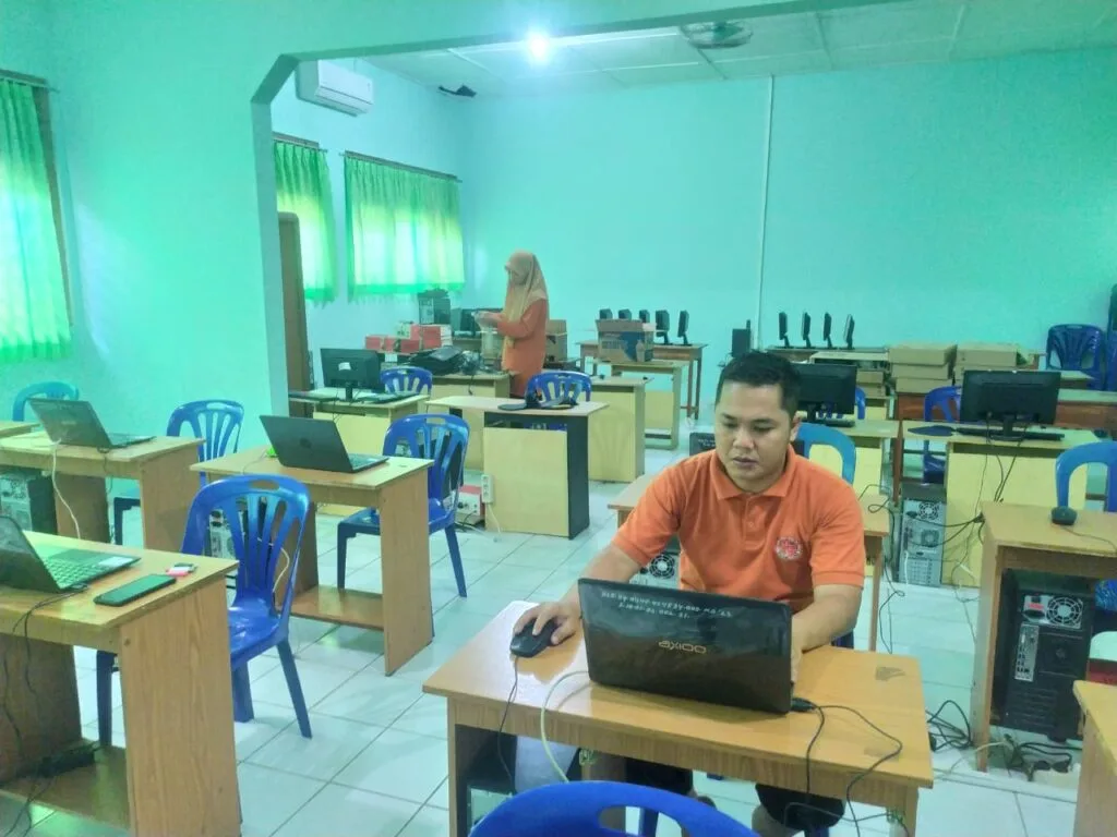 Hindari Kendala yang Terjadi, Proktor dan Teknisi MTsN 8 Sleman Persiapkan Sarana