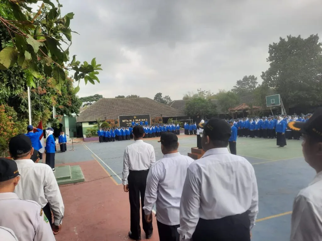 Jadilah Pemenang! Pesan Bu Dita Dalam Amanat Pembina Upacara MTsN 8 Sleman