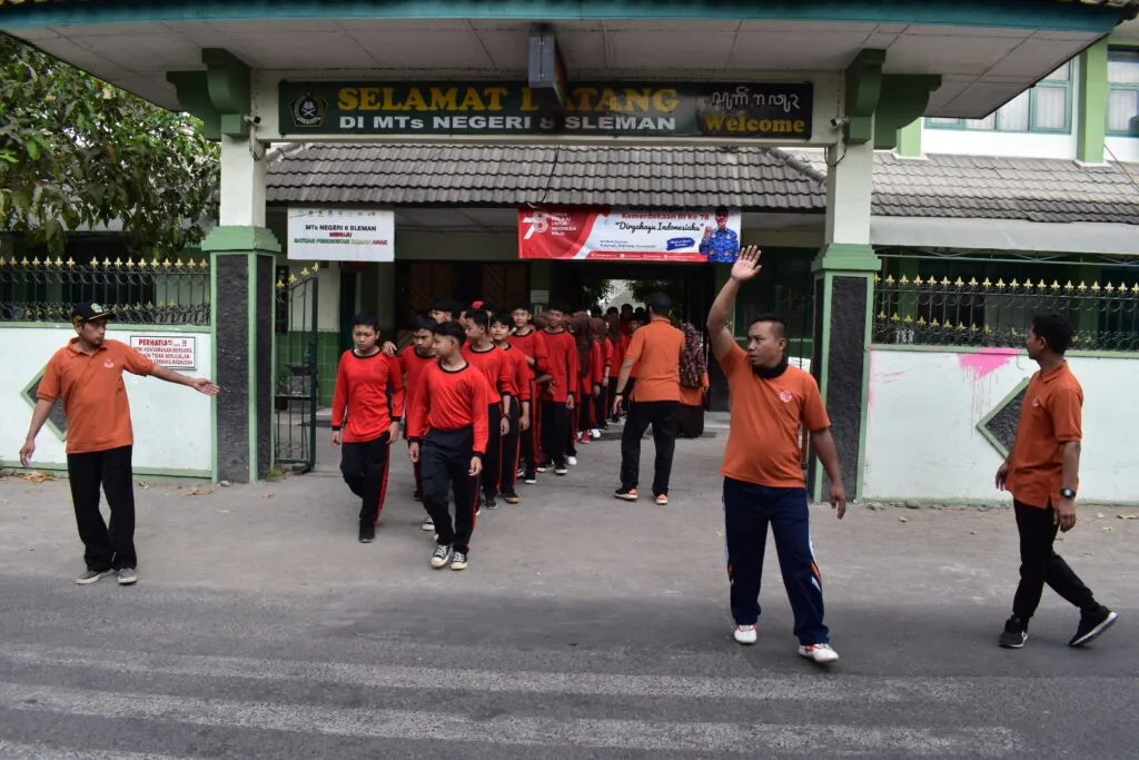 Jalan Sehat MTsN 8 Sleman Semarakkan Haornas 2023