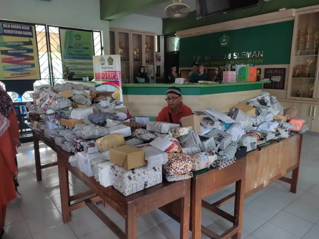 Kado Silang dari Siswa untuk Siswa Mewarnai Haornas MTsN 8 Sleman