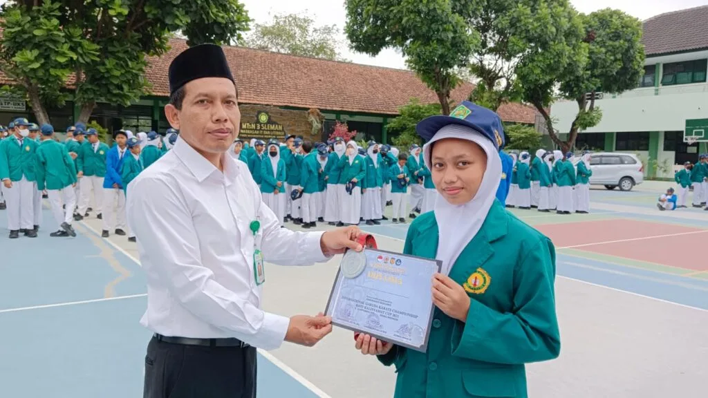 Kibarkan Kemenangan, MTsN 3 Sleman Sabet Juara 2 Cabang Karate