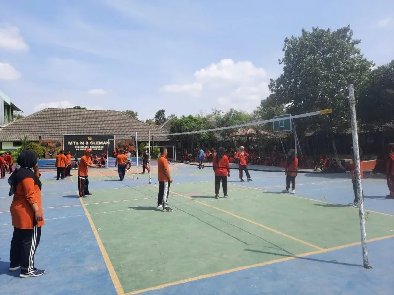 Pertandingan Voli MTsN 8 Sleman Perlihatkan Semangat Guru