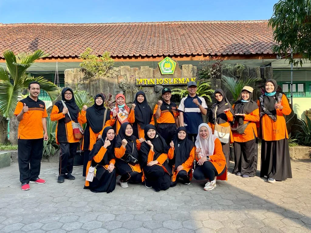 Semangat dan Ceria Warnai Jalan Sehat Haornas MTsN 10 Sleman