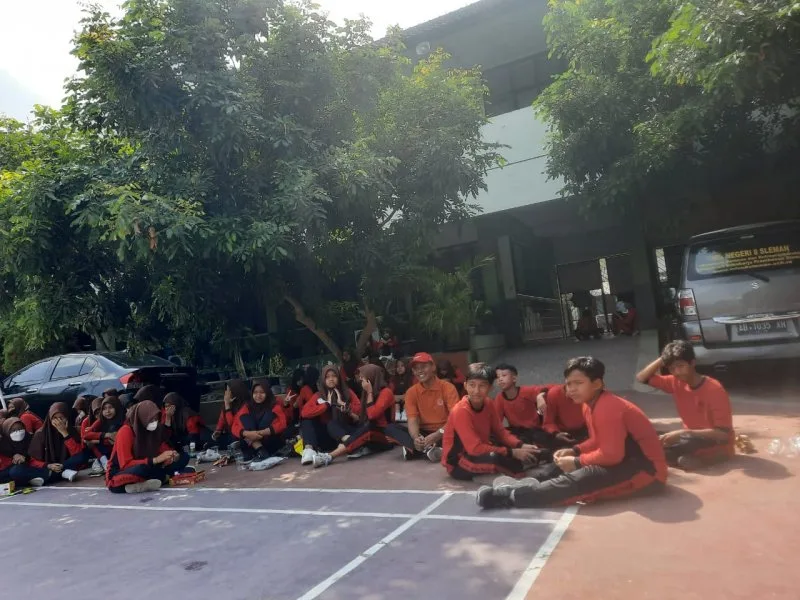 Tampil Kompak, Kamad MTsN 8 Sleman Ikut Deg–Degan Menunggu Pembagian Doorprice