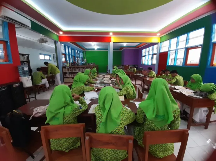 Asyiknya Belajar Bahasa Inggris di Perpustakaan MTsN 8 Sleman