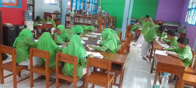 Guru Batik MTsN 8 Sleman Ajak Siswa Belajar Sejarah melalui Batik