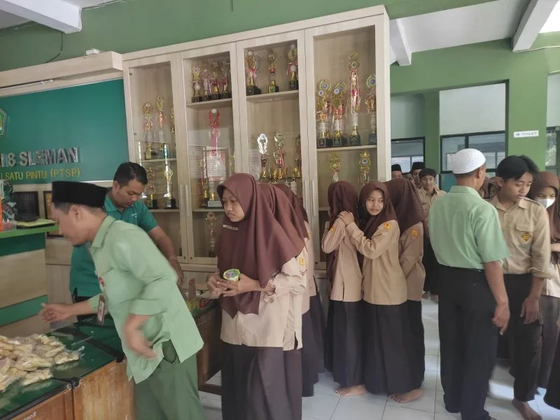 MTsN 8 Sleman Menebar Manfaat dengan Berbagi Nasi di Jumat Berkah