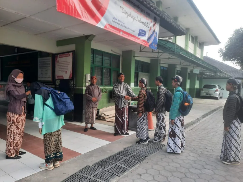 Nuansa Adat Warnai Peringatan Hari Keistimewaan Jogja di MTsN 8 Sleman