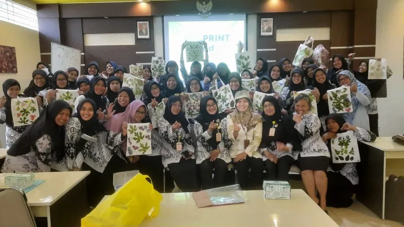 Ramah Lingkungan, Guru MTsN 8 Sleman Ikuti Praktek Ecoprint Pounding