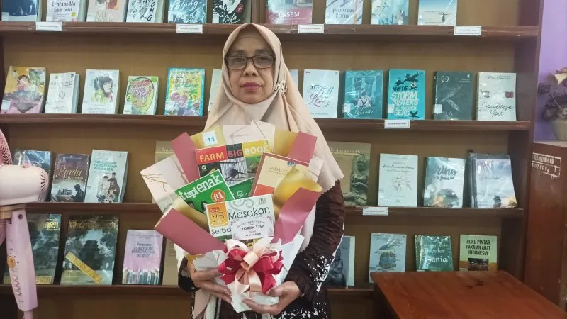 Secara Simbolis Kepala MTsN 8 Sleman Menerima Bantuan Buku dari Perpusda