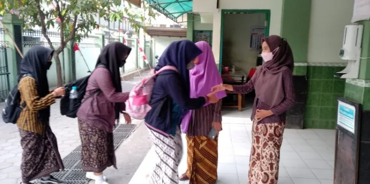 Selamat Hari Keistimewaan Jogja, MTsN 8 Sleman Kenakan Busana Adat Yogyakarta