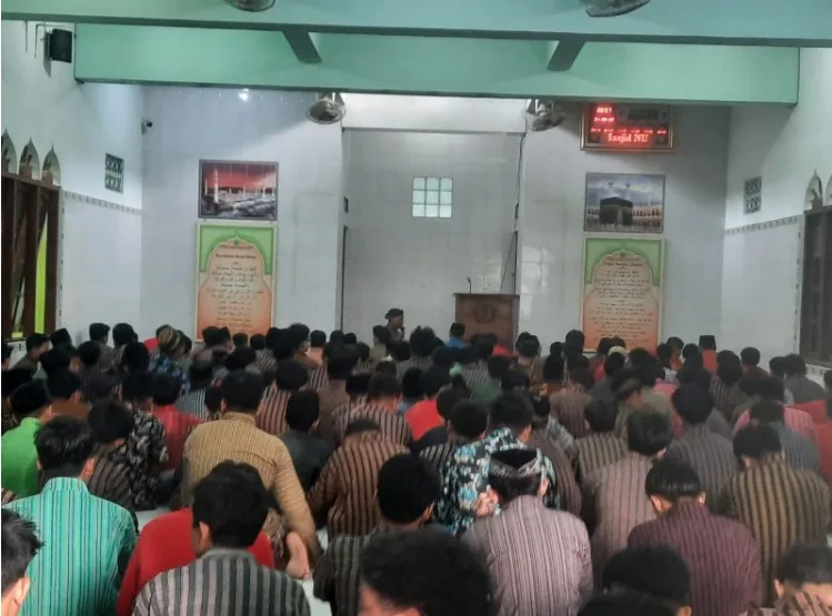 Tetap Khusyuk Siswa MTsN 8 Sleman Sholat Dhuha Pakai Baju Adat Jawa