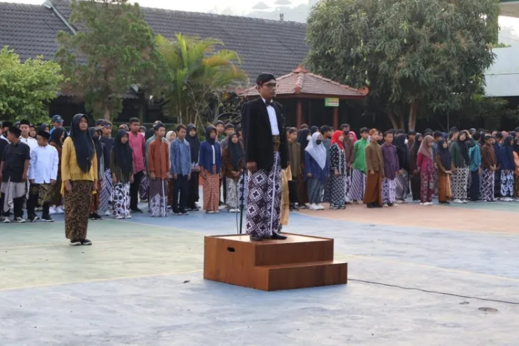 Waka Kurikulum MTsN 8 Sleman jadi Pembina Upacara HUT Ke-78 RI