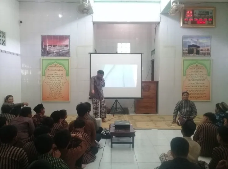 Wakakur MTsN 8 Sleman Pandu Minum Yakult Bersama