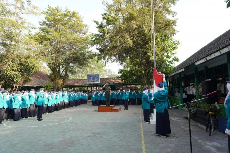 Hadir Sebagai Pembina Upacara di MTsN 4 Sleman, Babinsa Koramil 05 Sleman Berikan Pesan Pada Siswa