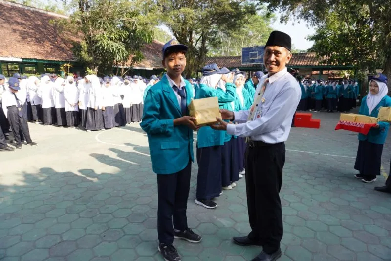 MTsN 4 Sleman Berikan Apresiasi untuk Juara Lomba HUT RI ke-78