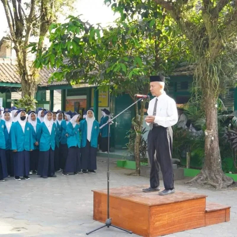 Penuh Haru Perpisahan Siswa dengan Empat Guru MTsN 4 Sleman