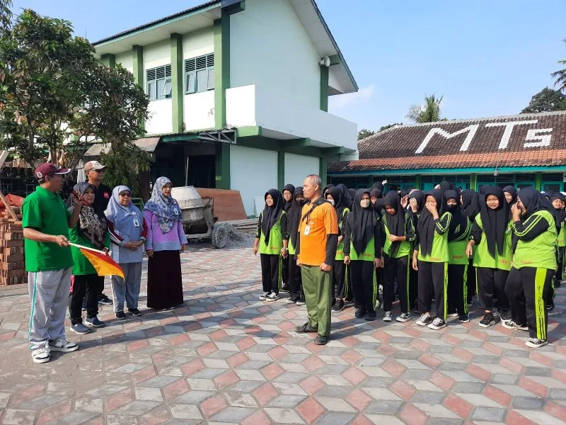 Semarakkan Haornas 2023, MTsN 4 Sleman Gelar Jalan Sehat