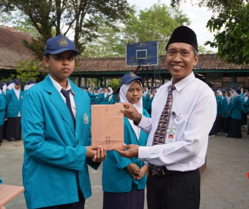 Tumbuhkan Semangat Belajar, MTsN 4 Sleman Berikan Reward Pada Siswa Berprestasi Akademik