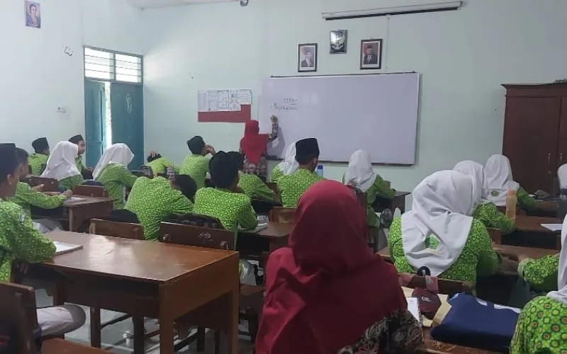 Kepala MTsN 2 Sleman Lakukan Supervisi Kegiatan Pembelajaran