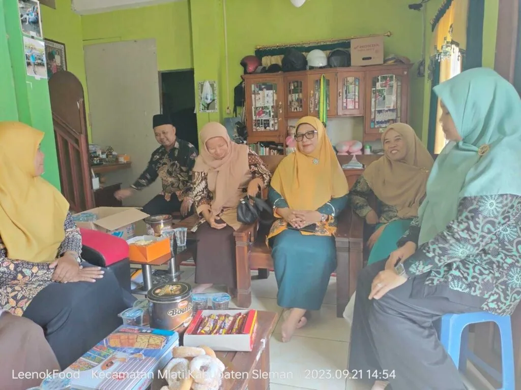 Eratkan Kekeluargaan, Warga MTsN 7 Sleman Jenguk Anak Kepala Madrasah Yang Sakit