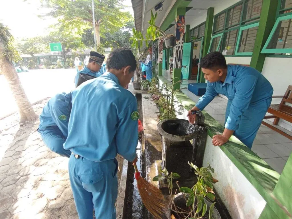 Jum’at Bersih, Upaya MTsN 7 Sleman Wujudkan Lingkungan Bersih dan Sehat