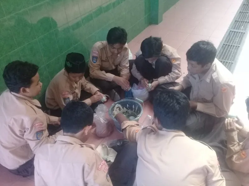 P5 MTs N 8 Sleman Membuat Telur Asin