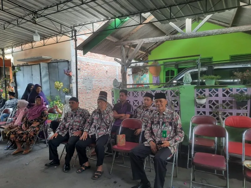 Wujud Kepedulian, Keluarga MTs N 8 Sleman Takziah ke Rumah Duka