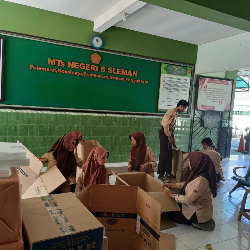 Matangkan Pemilos MTs N 8 Sleman, Panitia Siapkan Bilik dan Kotak Suara
