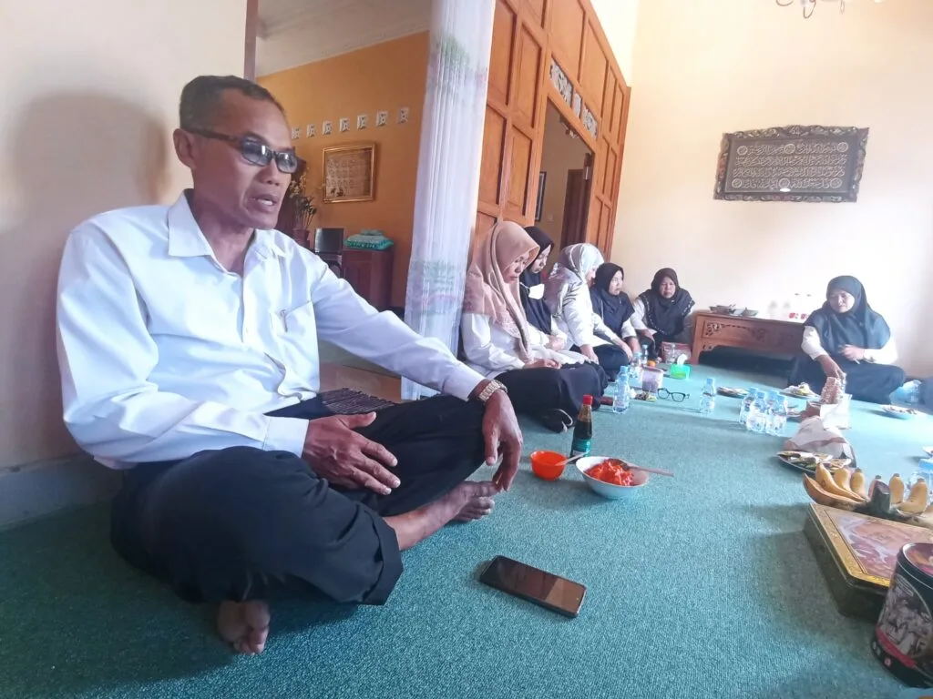 Wujud Kepedulian , Kamad dan Perwakilan Guru Pegawai Jenguk Istri Guru MTsN 7 Sleman