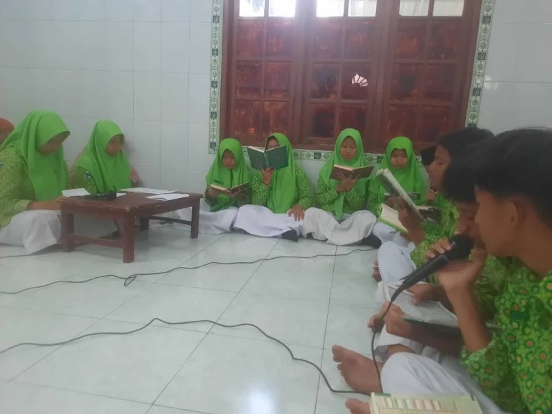 Empat Qoriah MTs N 8 Sleman Bersinergi Bawakan Surat Mujadalah Ayat 11 – 12