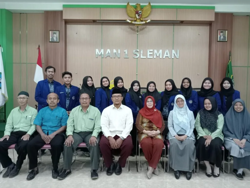 Kepala MAN 1 Sleman Menyerahkan Kembali Mahasiswa PK UNY