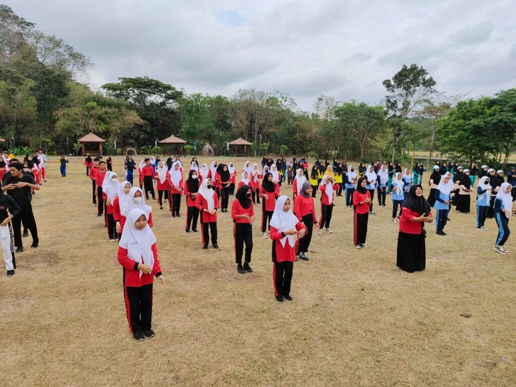 Ayo Sehat! MTsN 8 Sleman Ikuti Gerakan Nasional Aksi Bergizi di Komplek Candi Banyunibo Prambanan