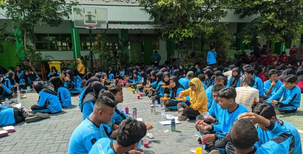 MAN 1 Sleman Meriahkan Haornas dengan Makan Bersama