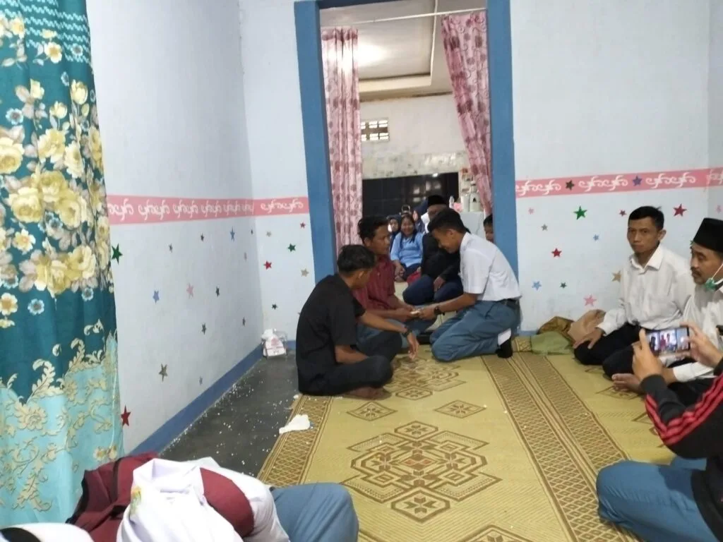 OSIS MAN 4 Sleman Sampaikan Santunan ke Siswa Berduka