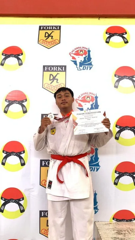 Habib, Siswa MAN 4 Sleman Raih Medali Perak dalam Kejurda Karate INKAI DIY