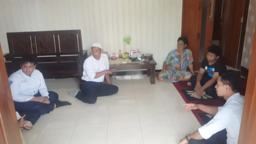 Bentuk Kepedulian, Guru MTsN 8 Sleman Jenguk Siswa yang Sakit