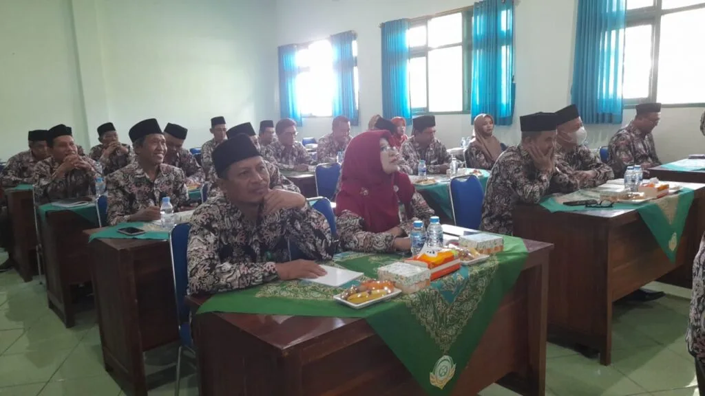 Kepala Madrasah dan Kepala TU MTsN 2 Sleman Ikuti Rakorpim