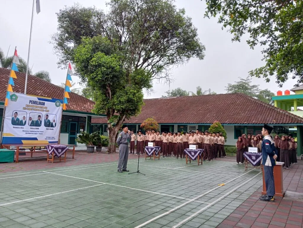 Kepala MTsN 1 Sleman Membuka Kegiatan Pemilos Dalam Apel Pagi